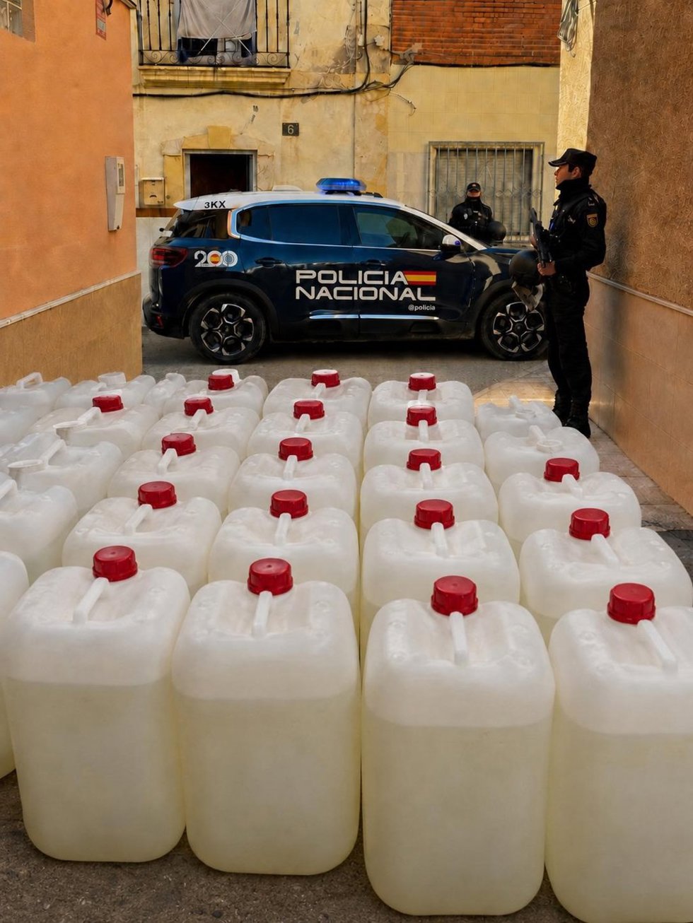 Garrafas de combustible intervenidas por la Policía Nacional.