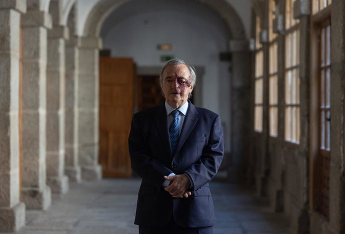 O bioquímico e pesquisador Mariano Barbacid posa para a Europa Press durante sua participação nos Cursos de Verão da UCM, em 2 de julho de 2026, em San Lorenzo de El Escorial, Madri (Espanha).