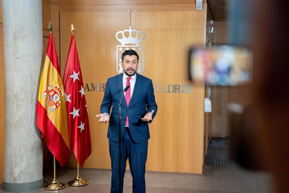El portavoz del PP en la Asamblea de Madrid, Carlos Díaz-Pache, ofrece declaraciones tras un pleno extraordinario, en el exterior de la Asamblea de Madrid, a 2 de julio de 2026, en Madrid (España).