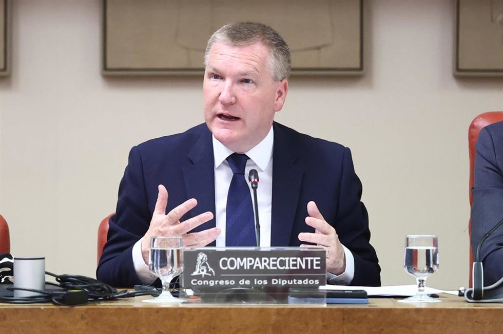 Archivo - El comisario europeo responsable de Democracia, Justicia, Estado de Derecho y Protección de los Consumidores, Michael McGrath, comparece en el Congreso de los Diputados, a 21 de abril de 2026.
