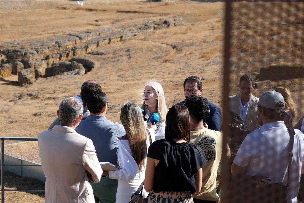 La consejera de Cultura de la Junta de Andalucía, Patricia del Pozo, en una visita a la Tumba de Servilia, en Carmona (Sevilla)