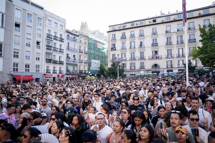 Asistentes durante el pregón del Orgullo de Madrid 2026 (MADO 2026), en la plaza Pedro Zerolo, a 1 de julio de 2026, en Madrid (España).
