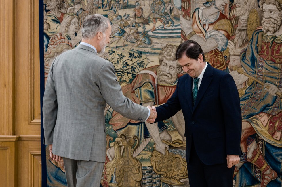 El Rey Felipe VI (i) recibe en audiencia al presidente de la Junta de Castilla y León, Alfonso Fernández Mañueco (d), en el Palacio de la Zarzuela, a 2 de julio de 2026, en Madrid (España).
