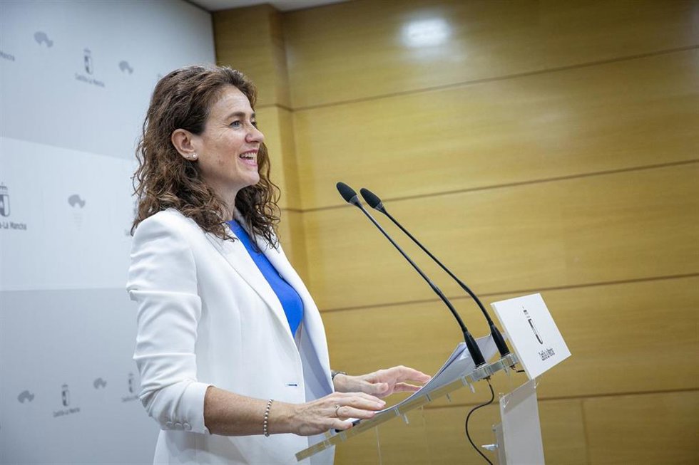 La viceconsejera de Empleo, Diálogo Social y Seguridad y Salud Laboral, Nuria Chust, analiza en rueda de prensa los datos de paro registrado y afiliación a la Seguridad Social correspondientes al mes de junio en la región.