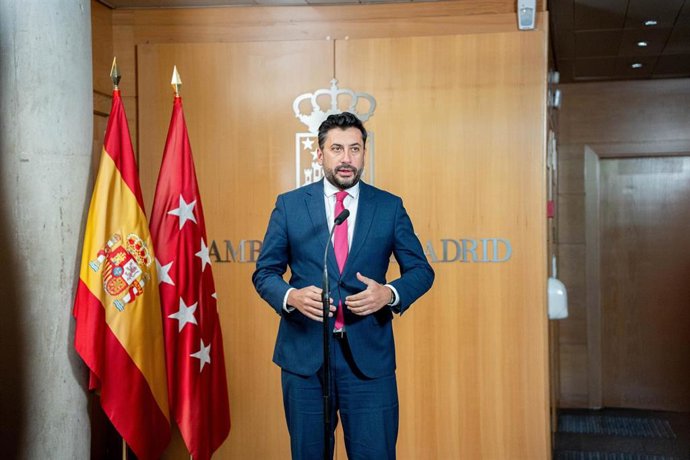 El portavoz del PP en la Asamblea de Madrid, Carlos Díaz-Pache, ofrece declaraciones tras un pleno extraordinario, en el exterior de la Asamblea de Madrid, a 2 de julio de 2026, en Madrid (España). 