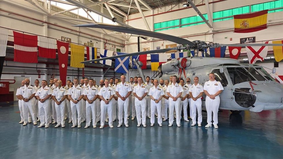 Defensa entrega a la Armada un nuevo helicóptero SH-60F para reforzar el transporte táctico naval.