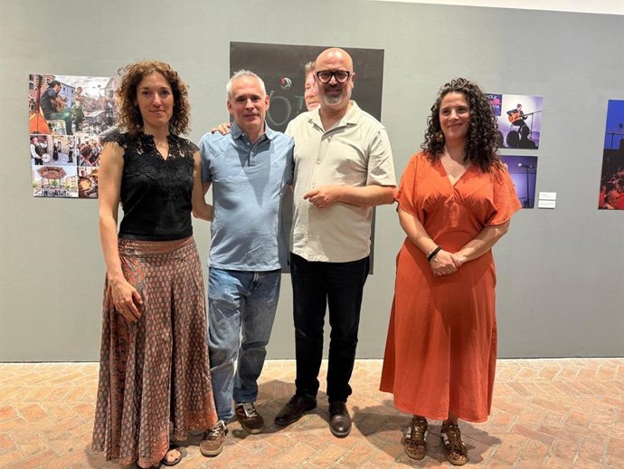 La directora de la Fundación Juan de Borrbón, Noelia Gómez (izda); el fotógrado Enrique del Barrio, el concejal de Cultura Monroy y la directora de Folk Segovia, Cristina Ortiz (Ayto Segovia)
