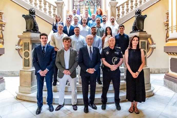 El alcalde, Francisco de la Torre, junto al concejal delegado de Seguridad, Avelino Barrionuevo, y el intendente principal Jefe de la Policía Local, Juan Ferrer, en la toma de posesión de sus plazas de estos 17agentes locales.