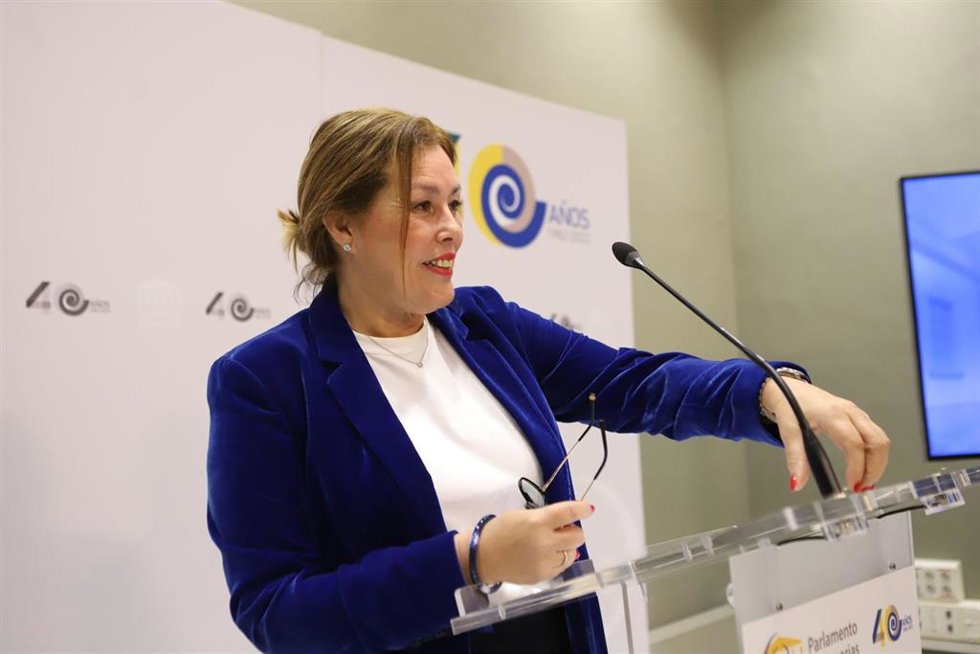Archivo - La presidenta del Parlamento de Canarias, Astrid Pérez, en la presentación de las mejoras de la web institucional