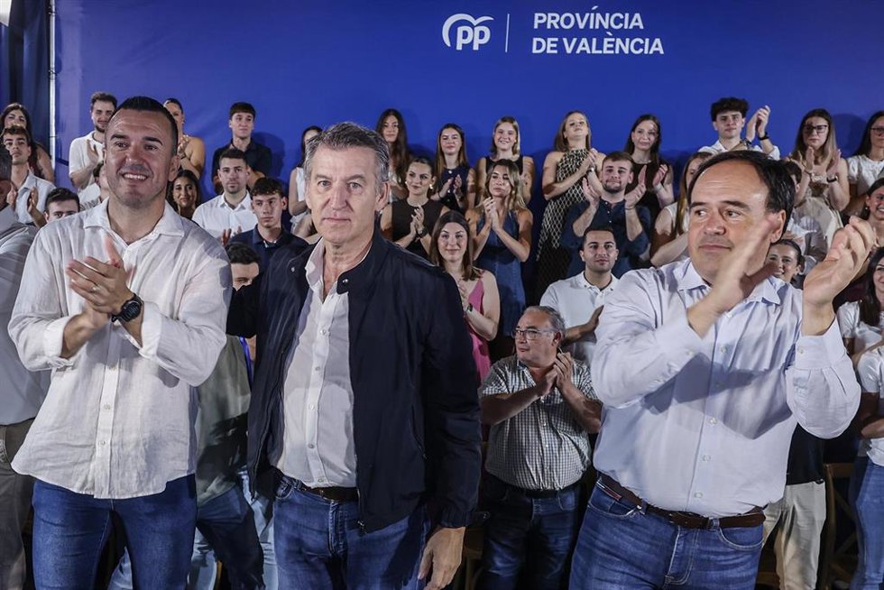 El presidente del PP, Alberto Núñez Feijóo (c),  el presidente de la Generalitat Valenciana, Juanfran Pérez Llorca (d), y el presidente provincial del PP de Valencia, Vicente Mompó (i)
