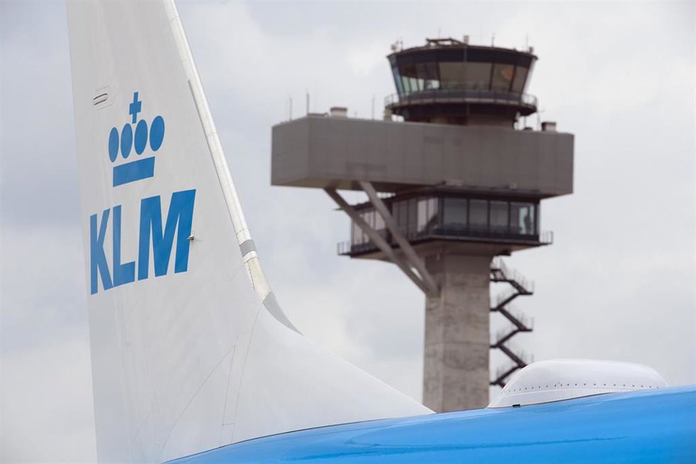 Archivo - FILED - 14 July 2021, Brandenburg, Schoenefeld: An aircraft of the Air France-KLM stands on the apron of Berlin Brandenburg Airport Willy Brandt. Photo: Soeren Stache/dpa-Zentralbild/dpa.