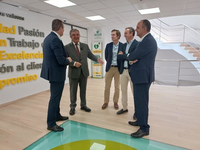El consejero de Medio Ambiente, Universidades, Investigación y Mar Menor, Juan María Vázquez, durante su visita a la sede de Hefame, en Santomera