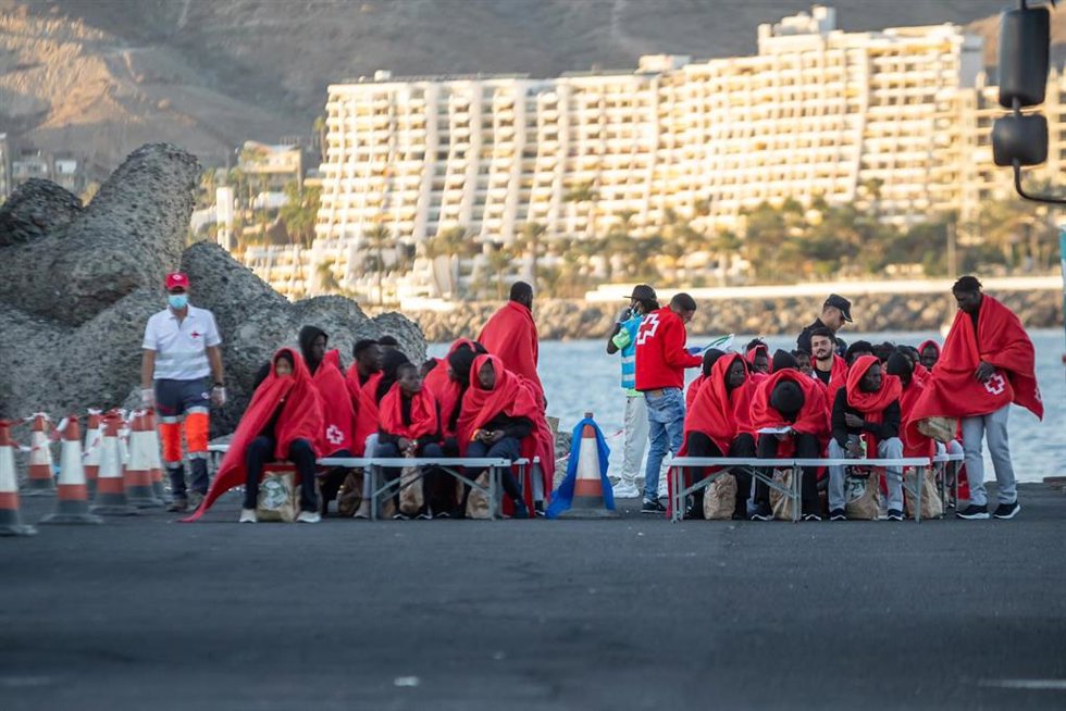 Archivo - Varios migrantes son atendidos en Puerto de Arguineguín.