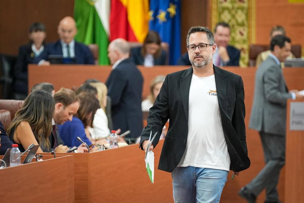El portavoz de Adelante Andalucía, José Ignacio García, tras intervenir en la segunda jornada del debate de investidura. Imagen de archivo.