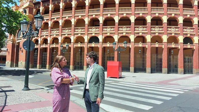 La alcaldesa de Zaragoza, Natalia Chueca, y el presidente del PP Zaragoza, Ramón Celma, frente a la plaza de toros de 'la Misericordia'.
