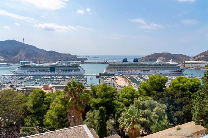 Archivo - Cruceros en el puerto de Cartagena