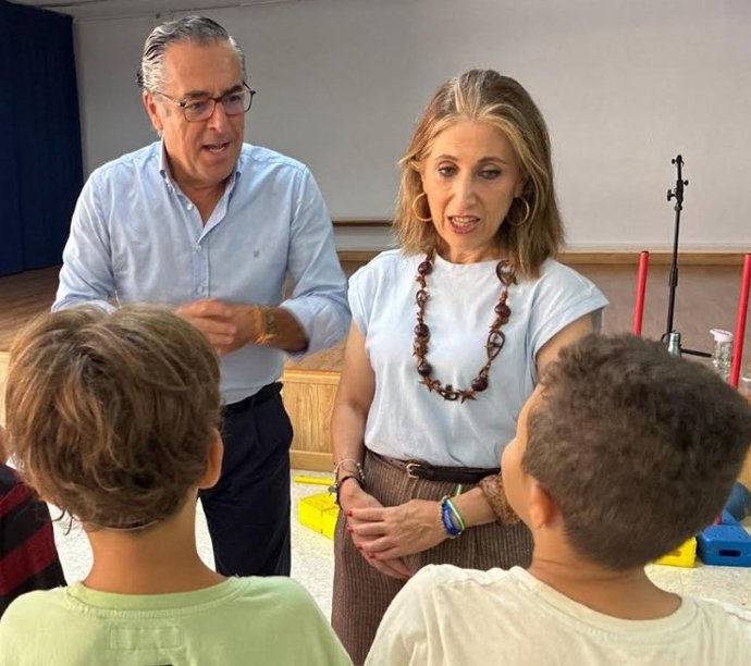 El delegado territorial de Desarrollo Educativo y Formación Profesional y de Universidad, Investigación e Innovación, Miguel Briones, presenta el Plan de Refuerzo Estival de Málaga.