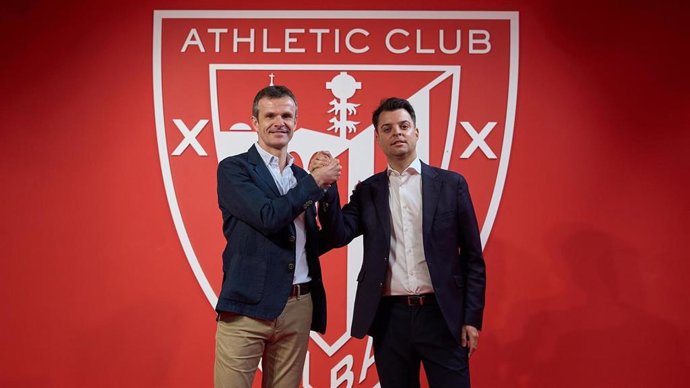 El presidente del Athletic Club, Jon Uriarte, junto al director general de fútbol, Mikel González.