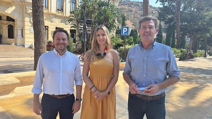El portavoz del grupo municipal Vox Málaga, Antonio Alcázar, junto con la portavoz adjunta, Yolanda Gómez, y el secretario jurídico de Vox Málaga, Jesús Ruiz Ballesteros