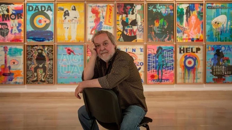 El pintor Manolo Cuervo, con algunas de sus obras al fondo, en una foto de archivo