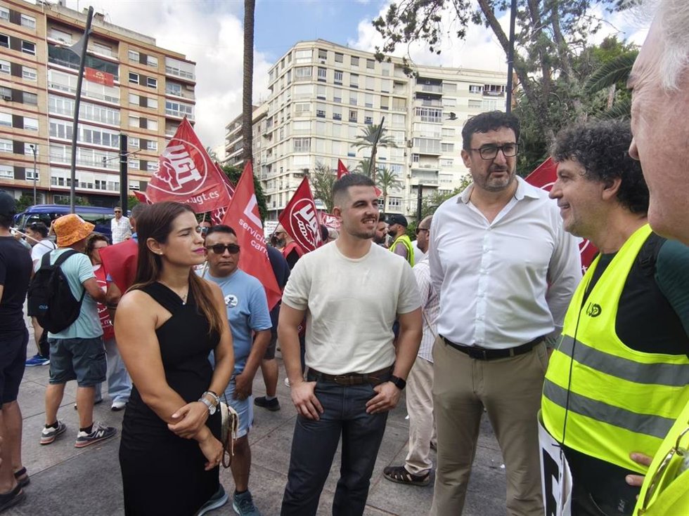 El portavoz del Grupo Municipal Socialista, Ginés Ruiz, en la manifestación de los trabajadores del transporte público