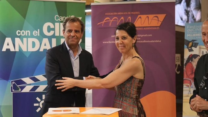 El director general de la RTVA, Juande Mellado, y la presidenta de la Asociación Andaluza de Mujeres de los Medios Audiovisuales, Pilar Crespo, firman el convenio de colaboración para la difusión de Generamma.