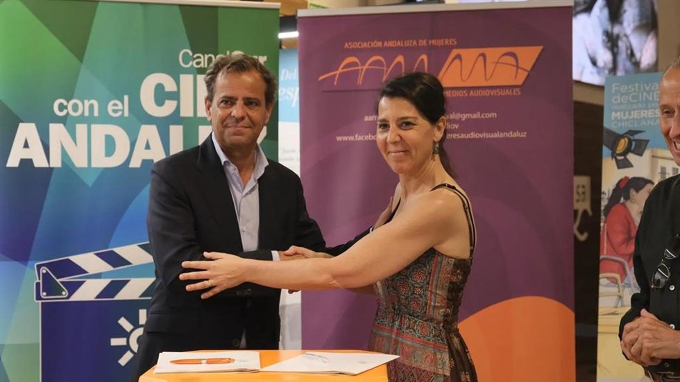 El director general de la RTVA, Juande Mellado, y la presidenta de la Asociación Andaluza de Mujeres de los Medios Audiovisuales, Pilar Crespo, firman el convenio de colaboración para la difusión de Generamma.