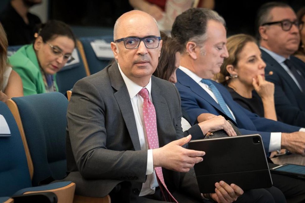 El presidente de Airbus en España, Francisco Javier Sánchez Segura, durante la jornada celebrada hoy en la Cámara de Comercio de España presentando 'Aerospace Academy' de Airbus