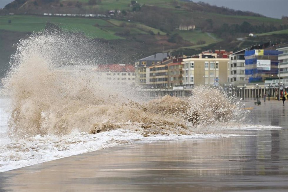 Archivo - La olas rompen contra la costa, a 28 de enero de 2025, en Zarautz
