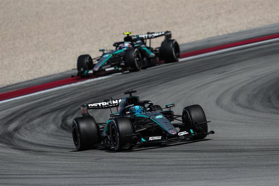 El piloto inglés George Russell (Mercedes), por delante de su compañero, el italiano Kimi Antonelli, en el GP de Barcelona-Catalunya 2026.