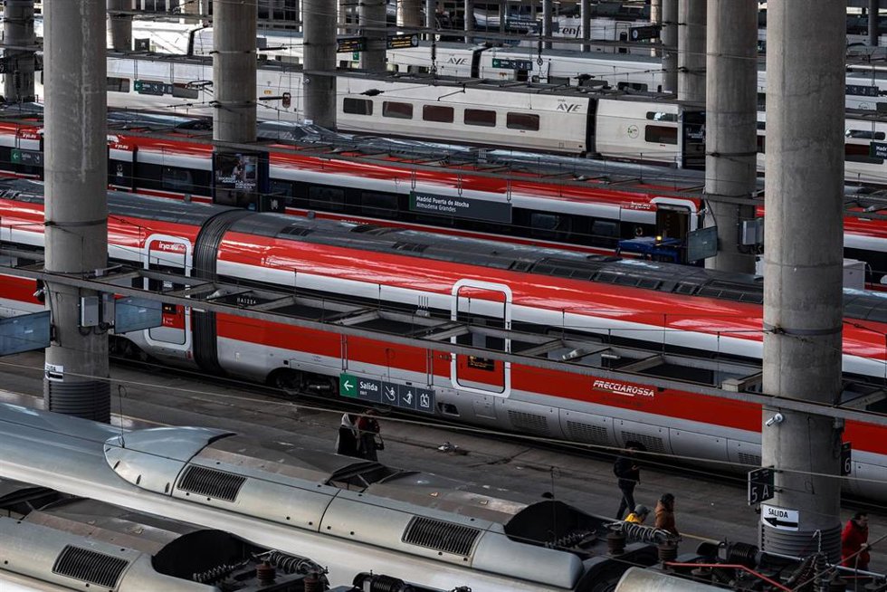 Archivo - Viajeros cogen su tren en la estación de Madrid-Puerta de Atocha-Almudena Grandes