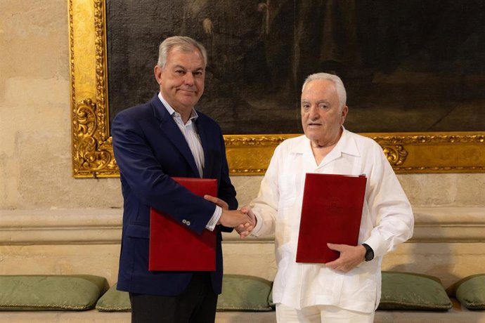 El alcalde de Sevilla y el presidente de la Fundación Grupo AZVI tras sellar el acuerdo de colaboración en la Casa Consistorial