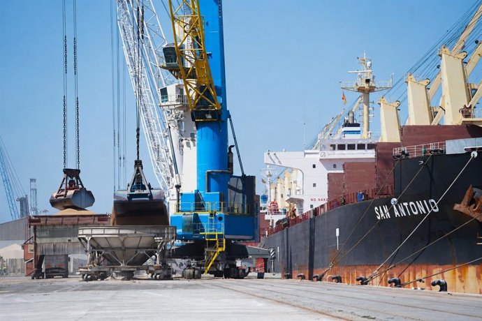 Carga y descarga de cereales en el Port de Tarragona