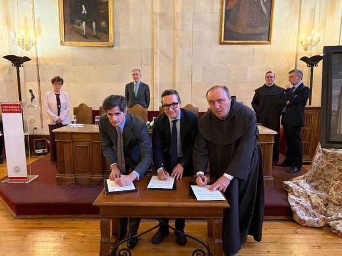 El consejero de Cultura, Turismo y Deporte, Alberto Díaz Pico, ha participado hoy en la firma del convenio entre la Universidad de Salamanca, la Fundación Casa de Alba y la Orden de los Padres Carmelitas Descalzos