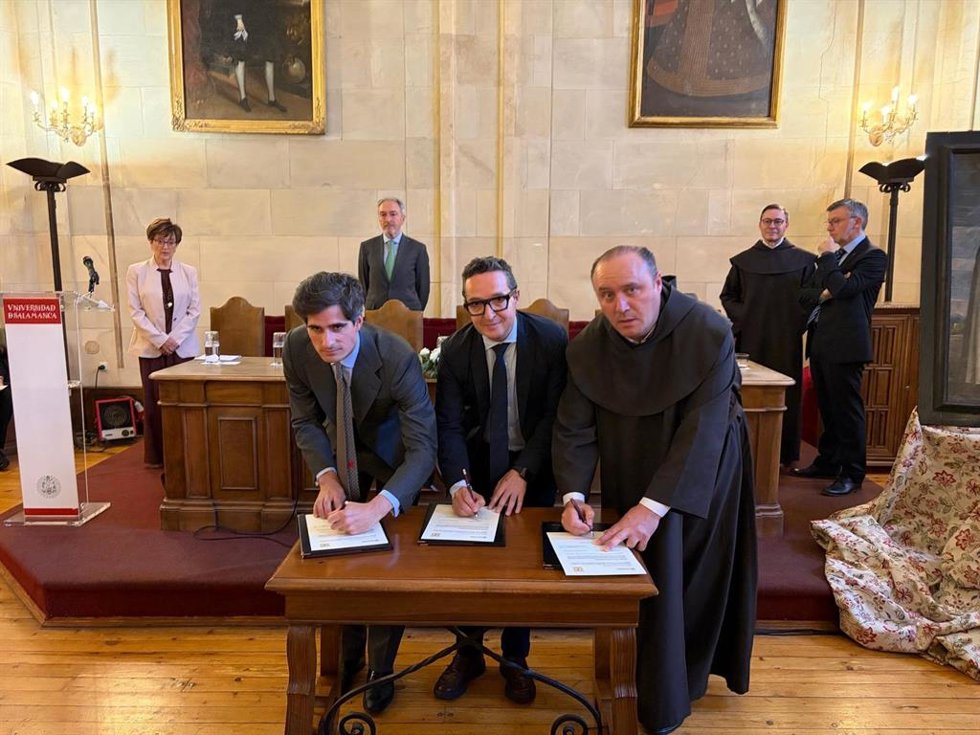 El consejero de Cultura, Turismo y Deporte, Alberto Díaz Pico, ha participado hoy en la firma del convenio entre la Universidad de Salamanca, la Fundación Casa de Alba y la Orden de los Padres Carmelitas Descalzos