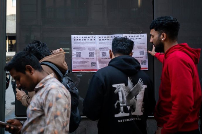 Archivo - Varias personas hacen cola en una oficina de atención al ciudadano
