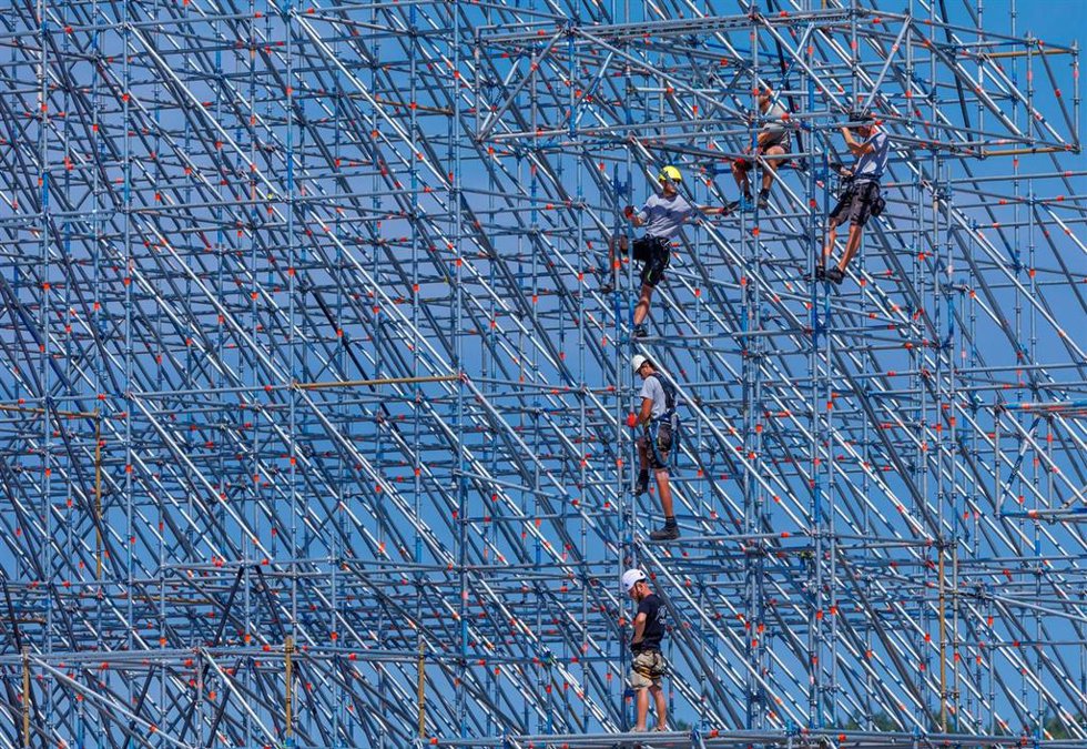 Trabajadores montando un escenario para un evento musical.