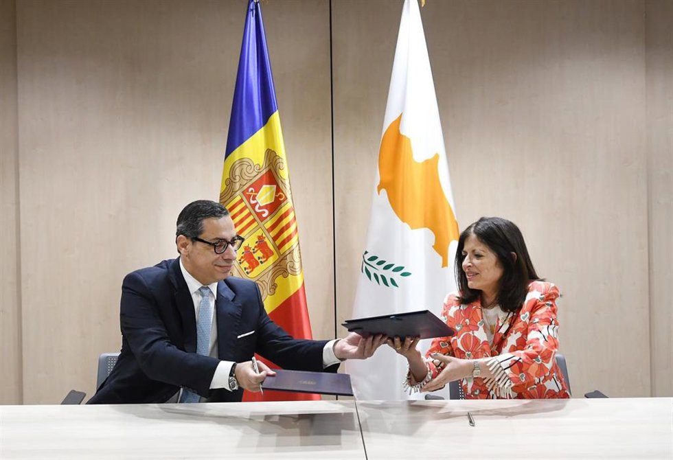 Los ministros Kombos y Tor durante la firma del protocolo