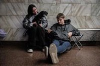 Más de 50.000 ucranianos pasan la noche refugiados en el Metro de Kiev ante la oleada de ataques rusos