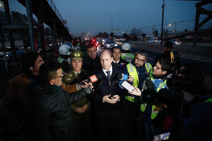 Santiago, 2 de julio de 2026.  El Ministro de Seguridad Martin Arrau junto al delegado Presidencial German Codina participan de la fiscalizacion de vehiculos en la Autopista Central  Diego Martin/Aton Chile