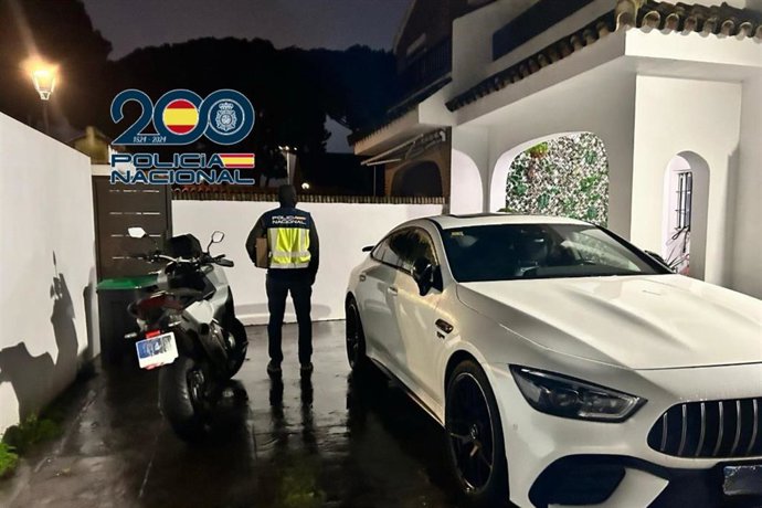 Un agente de la Policía Nacional en uno de los registros realizado a una oganización dedicada al narcotráfico en El Puerto.