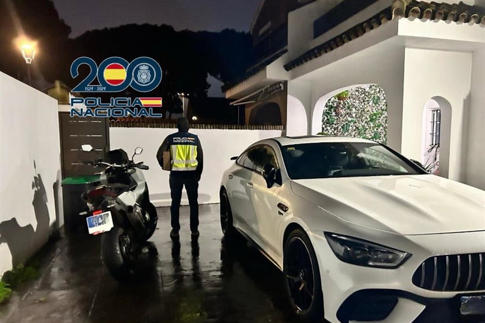 Un agente de la Policía Nacional en uno de los registros realizado a una oganización dedicada al narcotráfico en El Puerto.