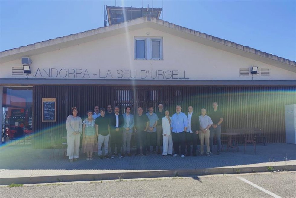 Imagen de una reunión de trabajo sobre el Aeropuerto de Andorra-La Seu d'Urgell (Lleida).