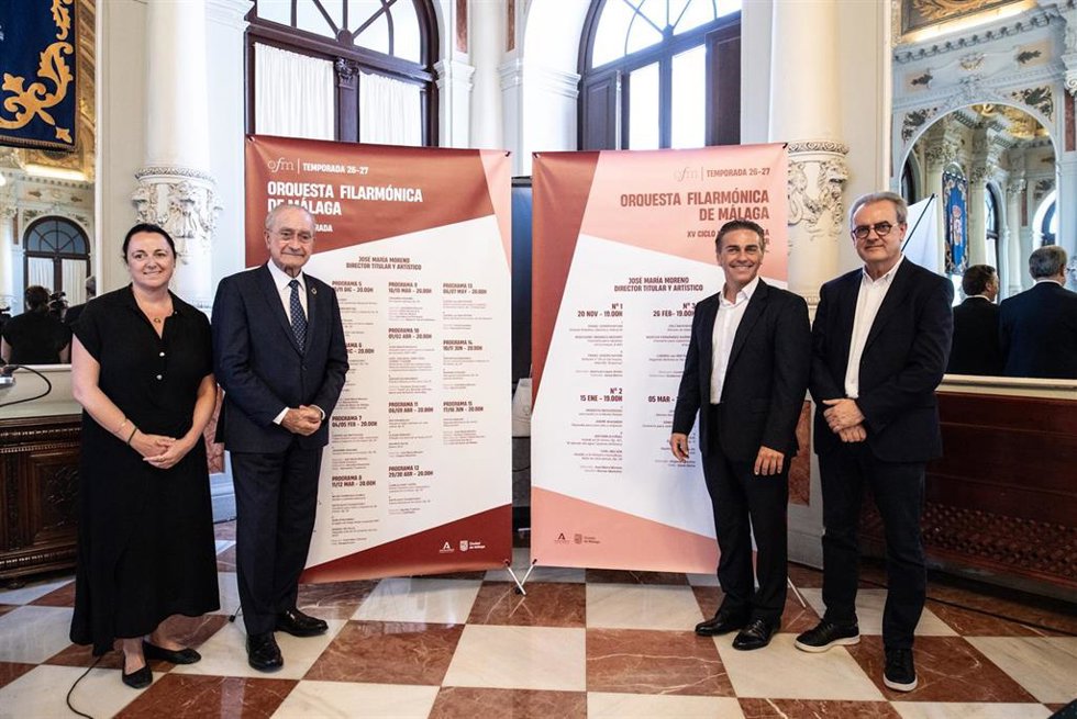 El alcalde del Ayuntamiento de Málaga, Francisco de la Torre, acompañado de la concejala delegada de Cultura y Patrimonio Histórico, María Ana Pineda; y el director titular y artístico de la formación musical, José María Moreno.