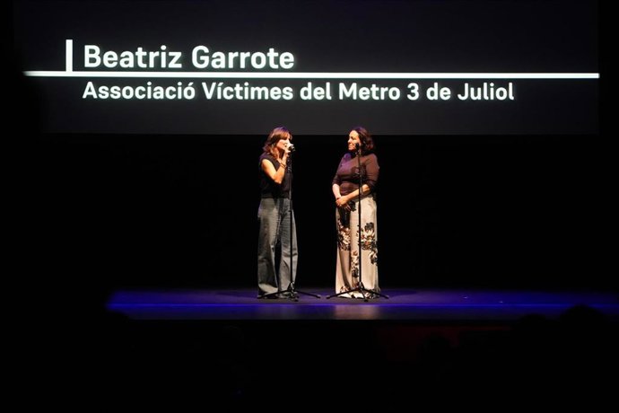Archivo - La presidenta de la Asociación de Víctimas del Metro de Valencia, Beatriz Garrote (i), y la portavoz de la Associació de Víctimes de la DANA 29 d'Octubre, Mariló Gradolí (d), intervienen en un acto de reconocimiento a las personas y colectivos q