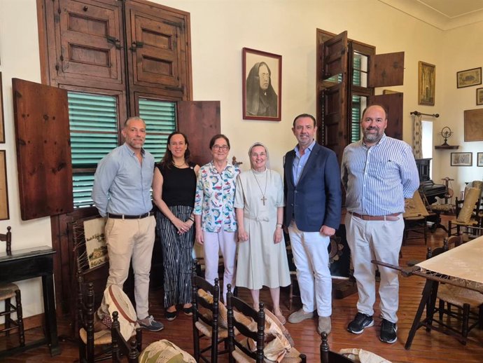 El Govern presenta una investigación sobre el origen del bordado mallorquín para preservar su práctica.