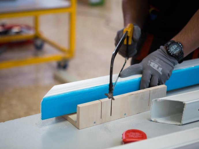 Un estudiante del Grado Medio de Técnico en Instalaciones Frigoríficas y de Climatización realizando una práctica.