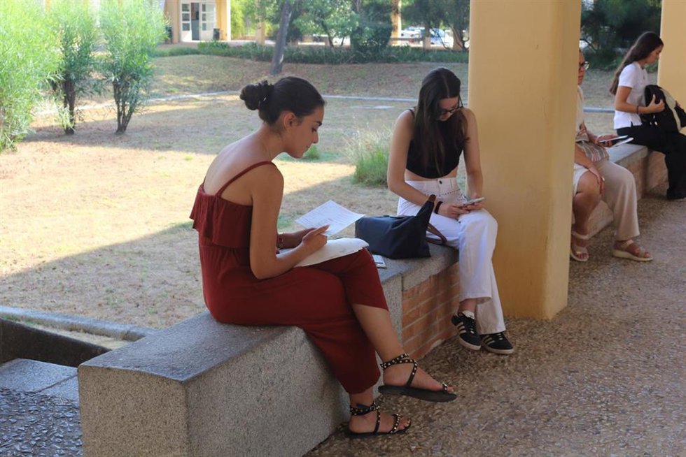 Alumnos en el campus de la UPO