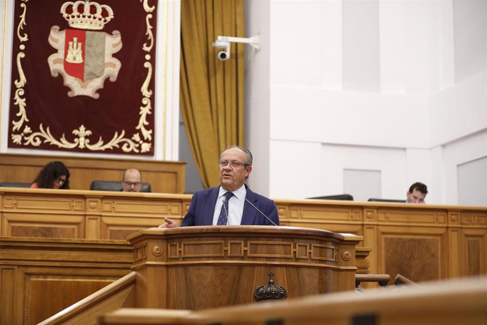 El consejero de Hacienda, Administraciones Públicas y Transformación Digital, Juan Alfonso Ruiz Molina, interviene en el pleno de las Cortes.