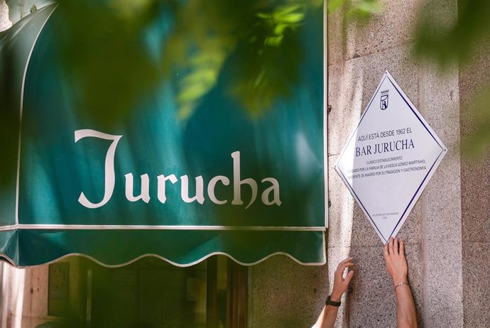 Madrid homenajea al restaurante Jurucha con una placa conmemorativa por sus más de seis décadas de historia